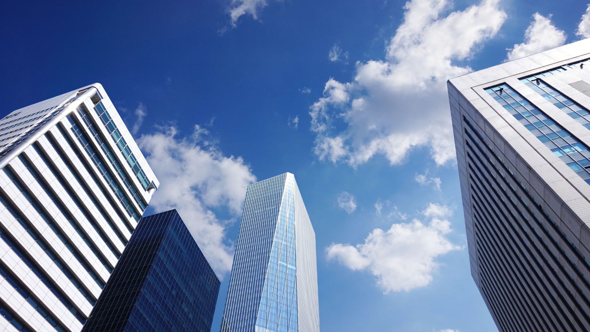 青空とオフィスビル